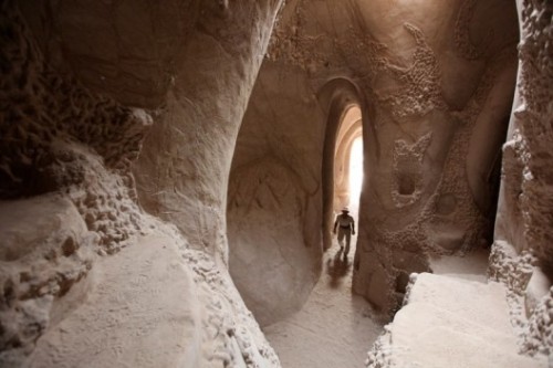 cosascool:  Ra Paulette, 67 years old, has carved a series of underground “cathedrals” in northern New Mexico, without the help of other workers and using only tools hand. 
