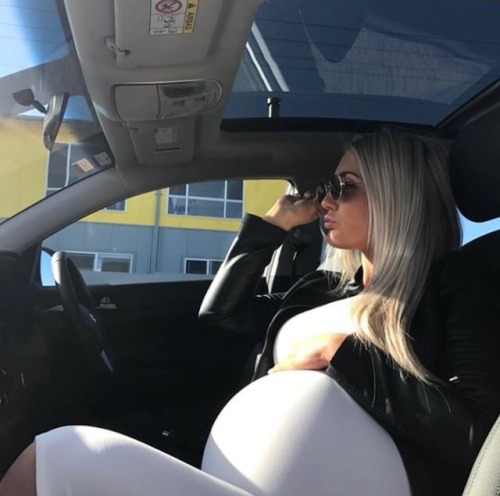 bestbellygirl: Can that dress get any tighter