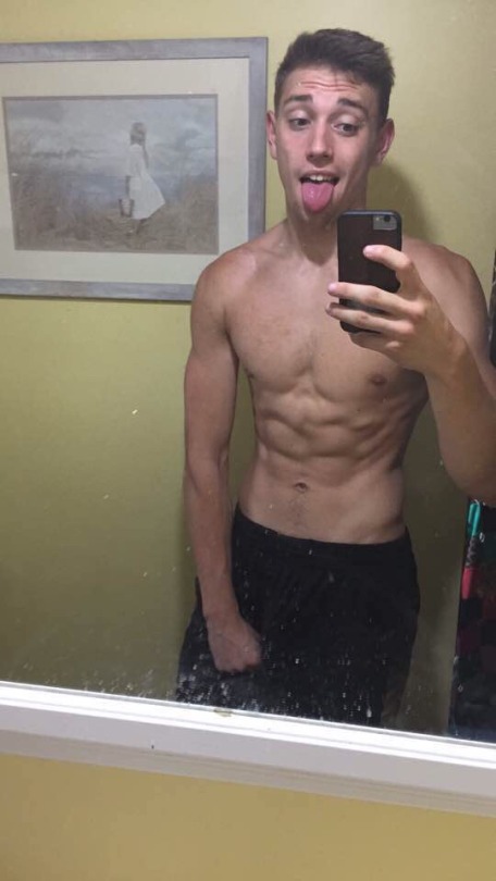 blacksocksguy:   Aleast he has a nice body 🤷‍♂️ 