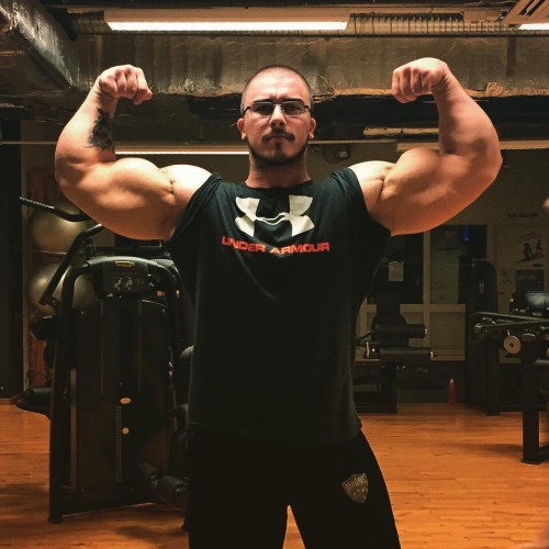 Pete Lind - Showing off his 20.4" arms