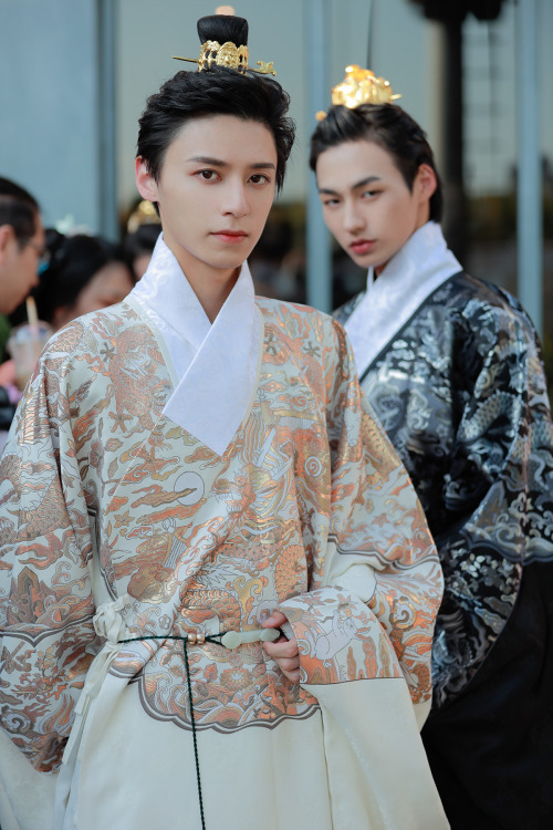 ziseviolet:hanfugallery:chinese hanfu by 逸仚居This type of hanfu is called mangpao/蟒袍 (lit. “python ro