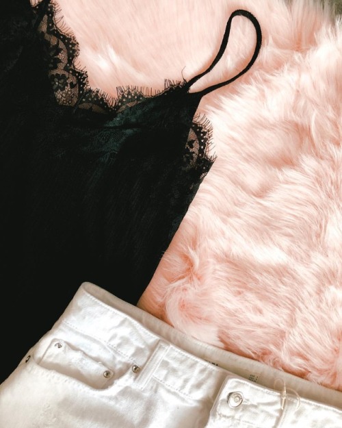 Goodies from @zara #zara #shopping #zaraootd #ootd #fashion #pink #basic #blackandwhite #outfitofthe