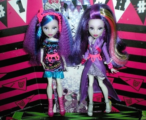 &ldquo;Electrified&rdquo; Ari(s) Hauntington.Left, basic. Right, new outfit &amp; hairst