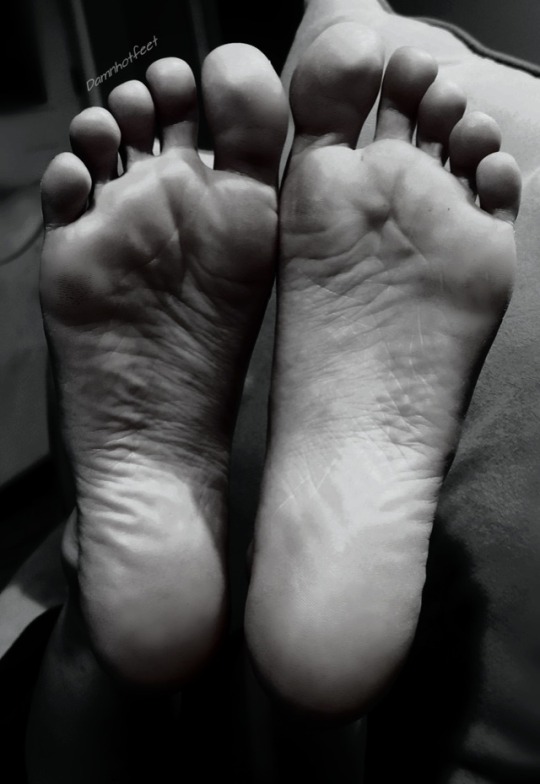 damnhotfeet:  Some sexy b&w soles.