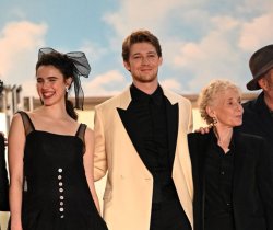 Margaret Qualley, Joe Alwyn, and Claire Denis at the Stars at Noon premiere