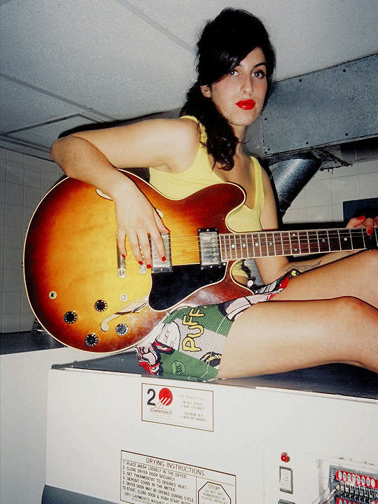 captain-kampari:“Amy Winehouse”
