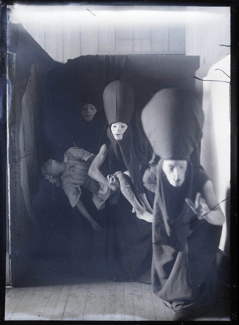 les-sources-du-nil:
“ Glasgow School of Art glass plate negative showing students in costume. Early 1900’s
”