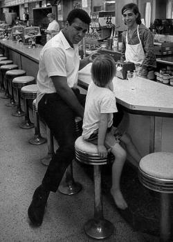 patakyt: HistoryInPics: Muhammad Ali with young fan …twitter.com Muham­mad Ali with young fan in diner, 1970. Photo by Danny Lyon. pic.twitter.com/ggEKjUq5xz 