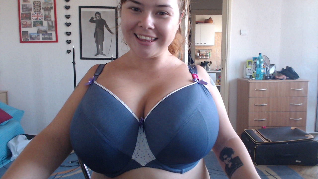 funbaggery:  Sophia Adams’ finally finds a “cute” industrial strength bra to