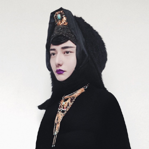 fuckyeahchinesefashion:  穿不在骚，有范则灵；戴不在贵，小众迷情。美男摄影师章元一又出新照，废弃布料+小众珠宝=无界限美人～几块废弃的布料，些许空置的羽毛，外加上一朵路边的花蕊，一片凋零的落叶，手机拍也是大片。