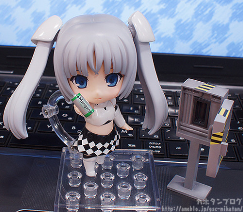 Nendoroid Miss Monochrome - They even make the Black version as an extra ಠ_ಠ  So.. Which one I need to choose ლ(ಠ益ಠლ)