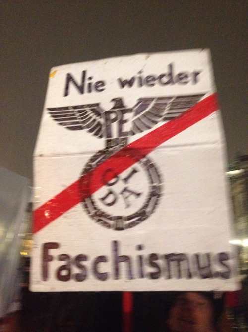 wir-sind-alle-illegal:  “Nie wieder Faschismus” - ein Traum?   Während immer mehr rechte Parteien an Macht gewinnen und Länder zurück zum Faschismus finden scheint es wirklich nur ein Traum zu sein.  Alles was nicht zur rassistischen Norm gehört