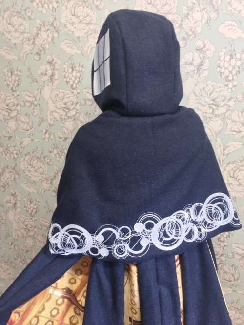 I made Hooded Cape of TARDIS costume.The TARDIS windows and Gallifreyan&rsquo;s pattern were pri
