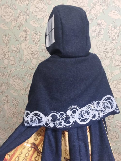 I made Hooded Cape of TARDIS costume.The TARDIS windows and Gallifreyan’s pattern were printed