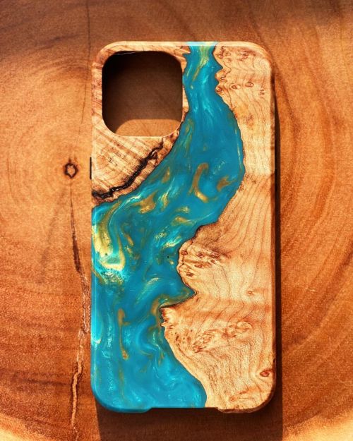 New Live Edge Solid Wood #caseiphone absolutely love the look and smell of this ❤️ . . . . #phone #c