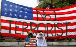 Beemill:  Protests Erupt As Barack Obama Signs Philippines Military Deal  The Signing