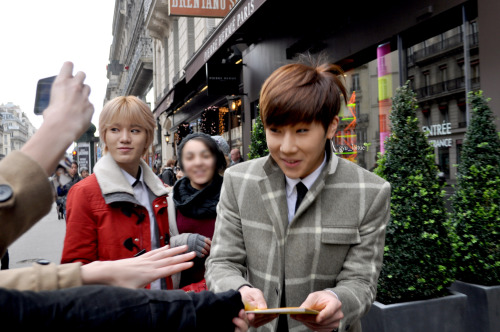 gyu-laitue:  131130 OGS in Paris ©gyu_laitue (pics by me) My friend gave him the yellow sketchbook and Sunggyu said after that during the interview that this was a beautiful present and that he looks better in drawing than real life.  Do not edit ,crop
