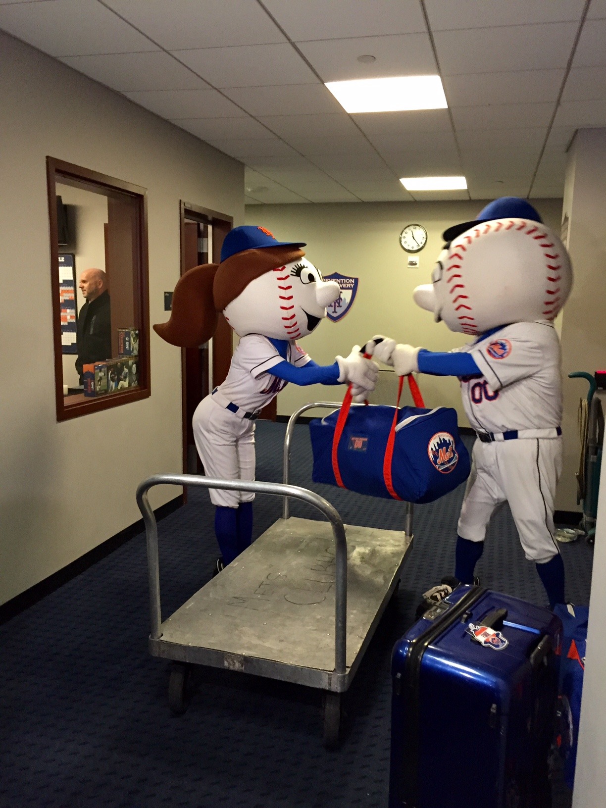 mets:  Happy Truck Day! Mr. and Mrs. Met helped pack up the team truck that’s headed