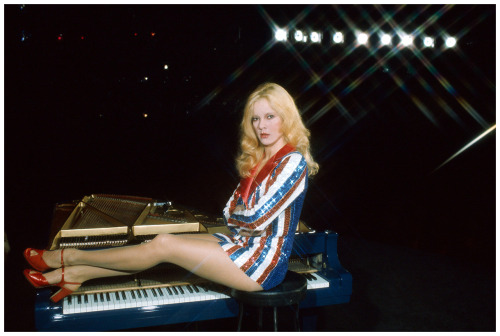 Sylvie Vartan with piano in Paris, Palais de Congres, 1975. Photo Giancarlo Botti.Despite suffering 