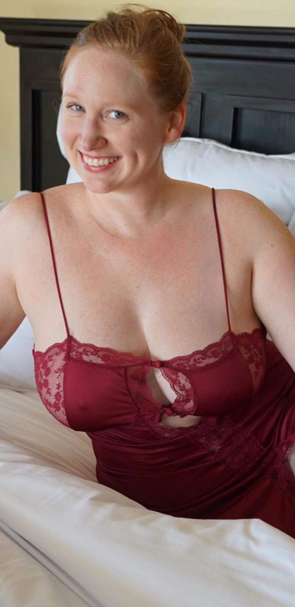 boobs-n-bras:indusrie:OK, her smile, those cute dimples, her beautiful eyes and that