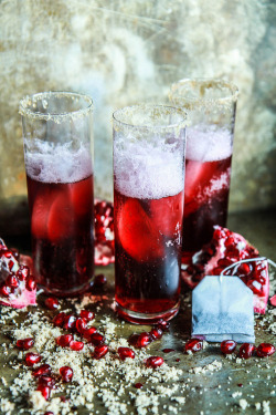omg-yumtastic:  (Via: hoardingrecipes.tumblr.com)   Sparkling Pomegranate Black Tea and Currant Cocktails - Get this recipe and more http://bit.do/dGsN  Mmm