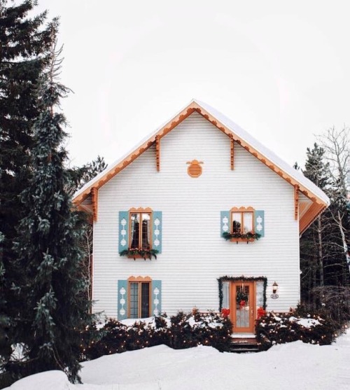 oldfarmhouse:Oh my gosh I could just eat this (#Lauren Conrad) gingerbread house-(Via https://pin.it