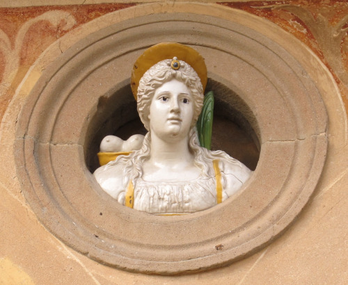 Busts of female saints by Giovanni della Robbia (1469–1529) on the facade of the main cloister of Ce