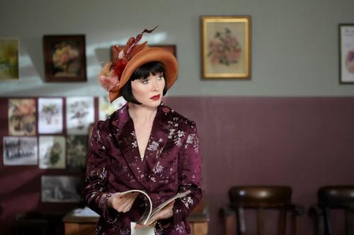 lamorchemoveilsoleelaltrestelle:Essie Davis as Phryne Fisher in Miss Fisher’s Murder Mysteries (2012