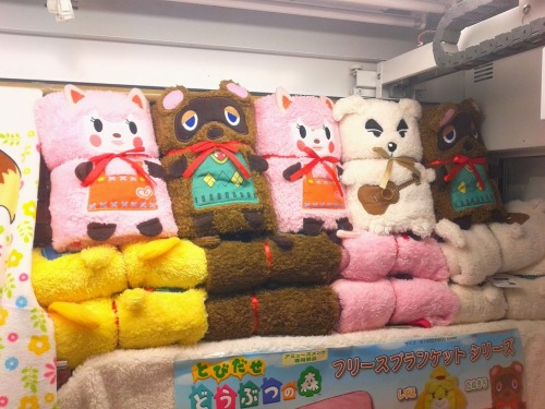 animalcrossingnewleaflife:Spotted these ACNL fleece blanket in one of the Game Centers in Tokyo! (^O