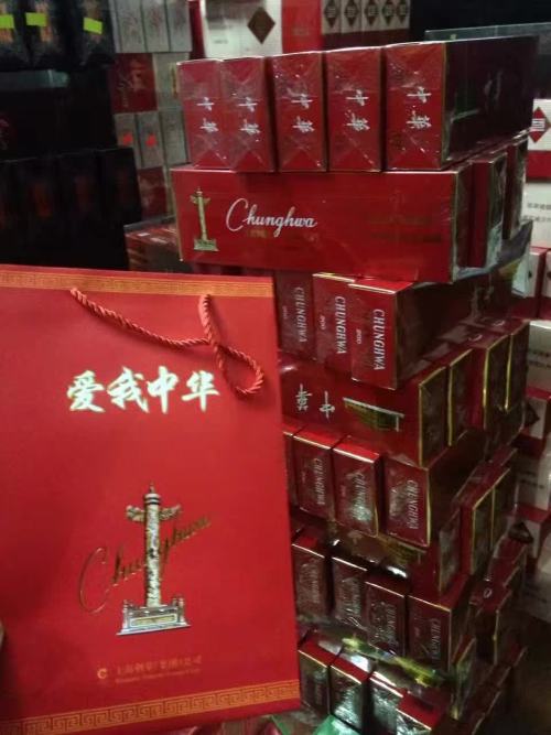 f545954150: 软中200、荷花150、木盒1916 260、木盒九五之尊260、木盒和天下260，马上过年了，确定不来两条？送礼、走亲访友必备，两条以上送礼袋，数量有限，晚了可就没了！