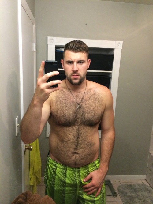 midwesthairmusclebear:Another throwback. i love taking selfies in the bathroom lol