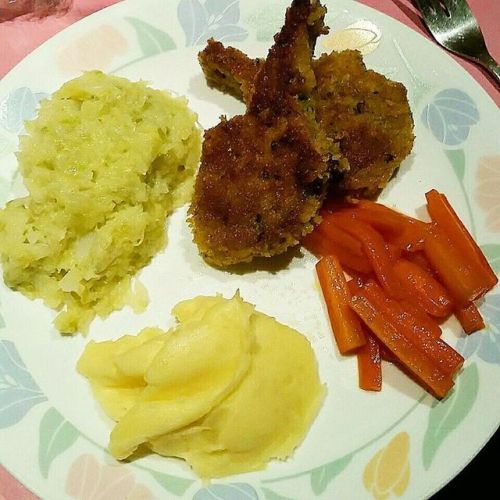 Birthday dinner for Aunty Jen. 🐘🐘 #food #foodie #foodporn #foodieporn #foodofinstagram #foodgram  #instafood #instafoodie #lamb #lambcutlets #cabbage #mashedpotatoes #honeycarrots #honeyglazedcarrots #honeyglazed #homemade #dinner #birthday