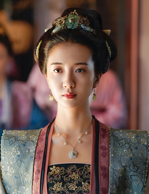 Traditional Chinese hanfu in the Song dynasty-set Cdrama Serenade of Peaceful Joy.