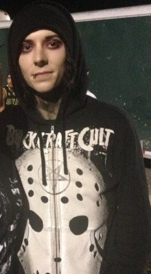 balz-probably-hates-you:  ughorror:  he looks so cute and gentle and adorable in this photo im crying  BABY BIRD