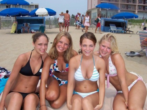 girls-in-bikini-on-girls:Even more fun with girls with nice shapes : Hottest Bikini Shots, pretty ch