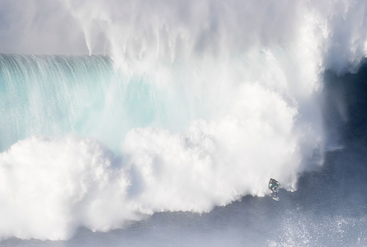 LAS OLAS MÁS GRANDES DEL MUNDO. Un punto obligado de los buscadores de olas grandes está en Nazare, Portugal, que produce olas inigualables que pueden observarse desde un mirador. Por eso, es uno de los puntos del planeta donde se celebra el Mundial...