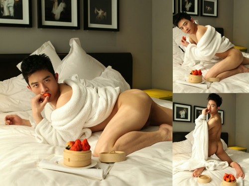 hornychineseboys:Chinese male escorts know the art of seduction.