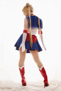 hotcosplaychicks:  Sailor Moon by EnchantedCupcake