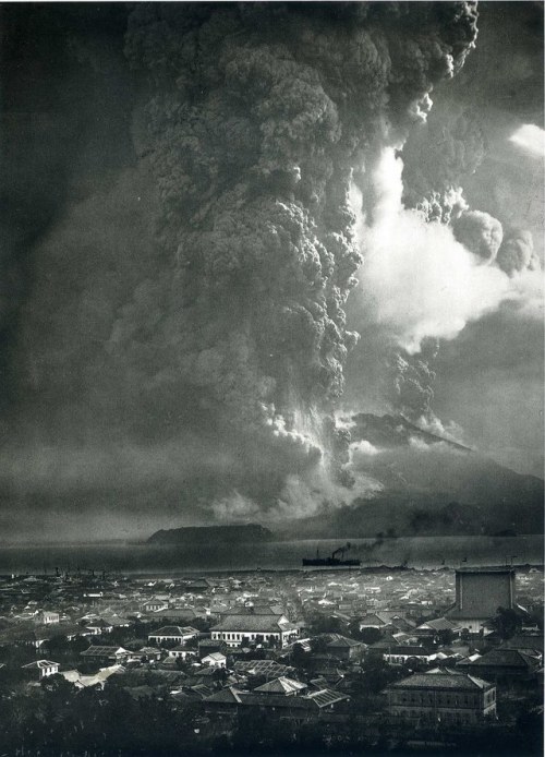 historicaltimes: Eruption of Sakurajima volcano, the most powerful in twentieth-century Japan, with 