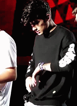 ohmy1zarry:  Zayn has his limit when it comes to the Macarena / x / 