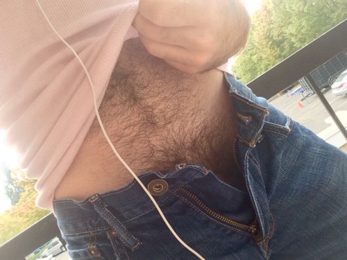 chalkycandy:  freeballing to get coffee because I’m lazy and haven’t showered  Perfect state to be!