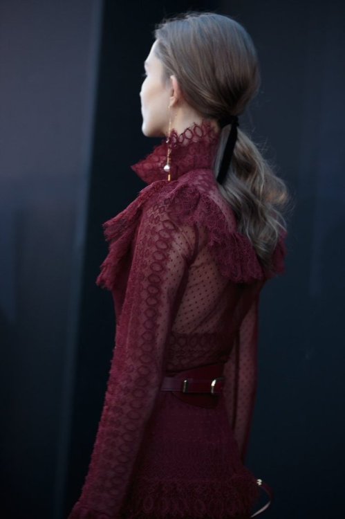 ELIESAABWORLD A closer look | ELIE SAAB Ready-to-Wear Autumn Winter 2018-19 #BouquetsDHiver