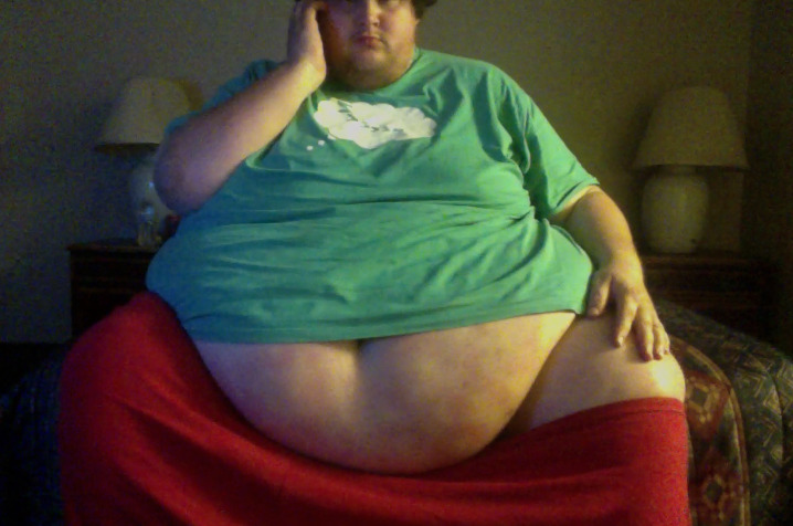 600goingon700:  New clip up at http://clips4sale.com/79393Wow. Look at my gut hang