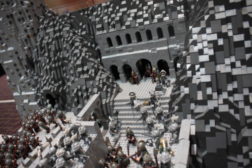 something-spoopy:  brain-food:  The Battle of Helm’s Deep already has its own official LEGO version, but the licensed set has nothing on this mind blowing set built by Lord of the Rings fans Rich-K and Big J. As where the official LEGO version features