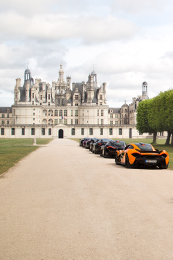 McLarens at Château de Chambord | © Sam