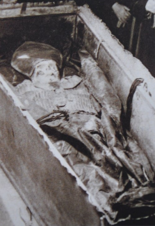purgatorialsociety: The exhumation of Pius X 30 years after his death