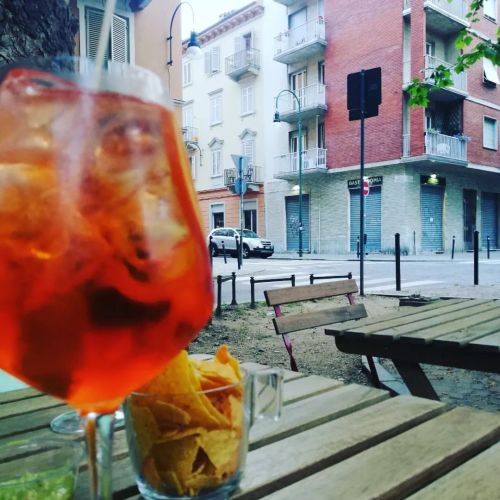 Spritz sotto casa Dopo non so quanto tempo Mentre minaccia pioggia Sotto gli alberi del viale  #berl