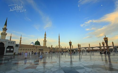 al-Masjid an-Nabawi, Madinah, Saudi Arabiawww.IslamicArtDB.com » Islamic Architecture » Saudi Arabia » Madinah (Medina), Saudi Arabia » Al-Masjid an-Nabawi (The Prophet’s Mosque) in Madinah, Saudi Arabia
Originally found on: theconsciousmuslim