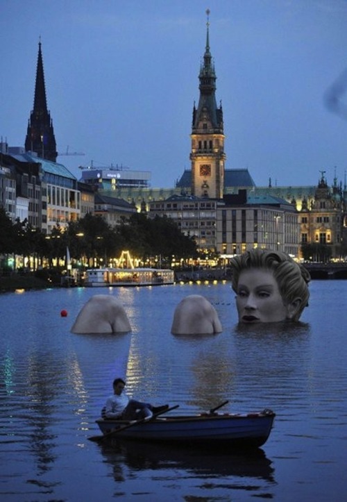 A giant sculpture of a woman bathing - measuring 12ft in total - has been placed in Hamburg&rsqu