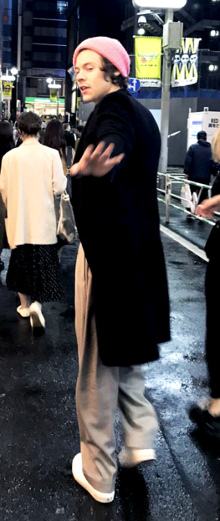 stylesarchive:Harry in Tokyo (05.10)
